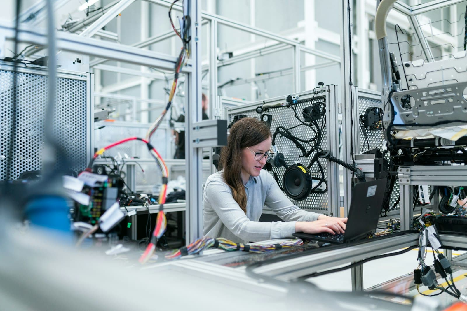 Ingeniera trabajando en un laboratorio industrial