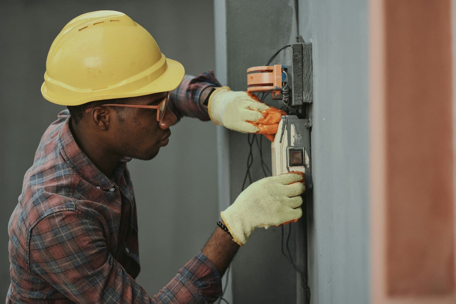Técnico con casco de seguridad trabajando en una instalación